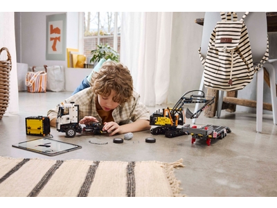 LEGO Volvo FMX truck & EC230 elektrische graafmachine (42175)