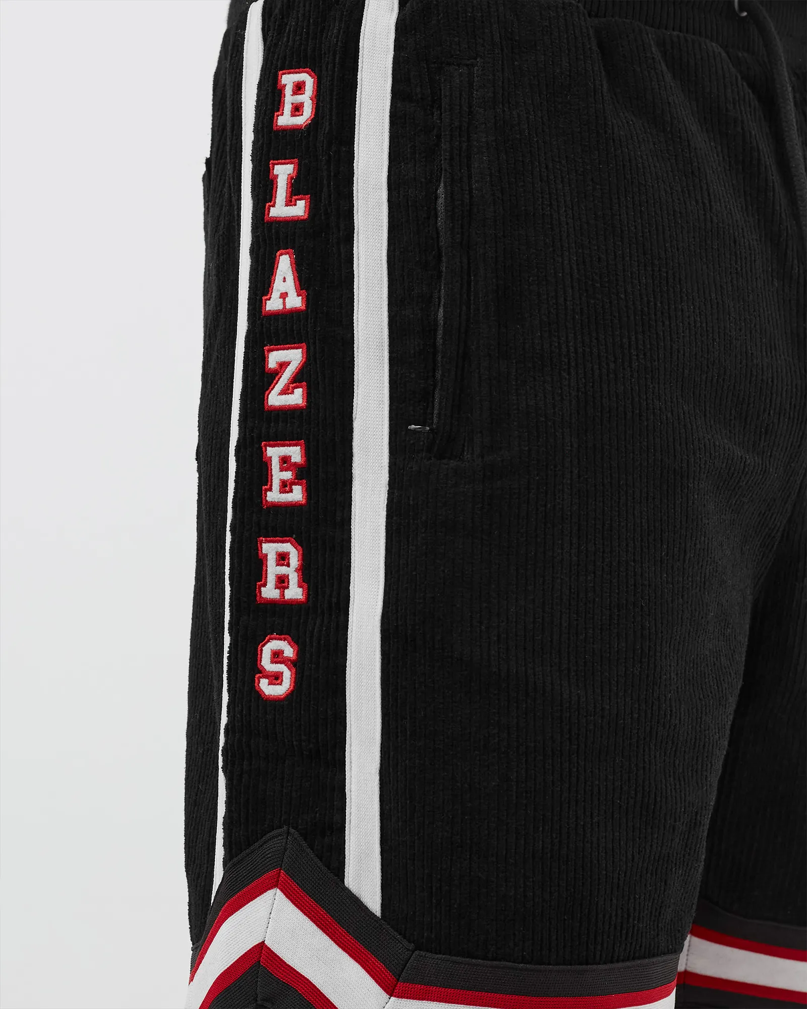Shorts de veludo cotelê da marca BSTN e do Portland Trail Blazers da NBA.