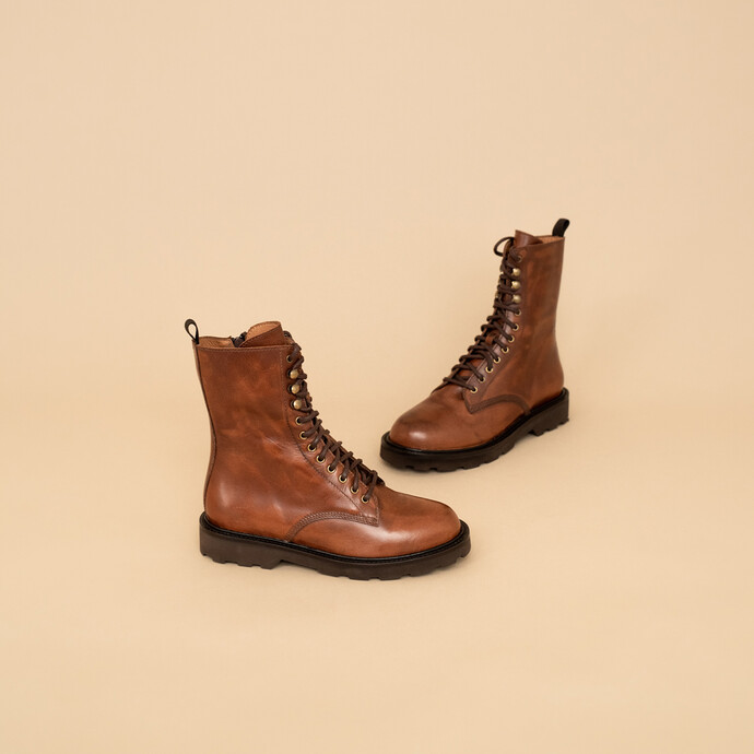Boots à semelles crantées et lacets  en cuir cognac