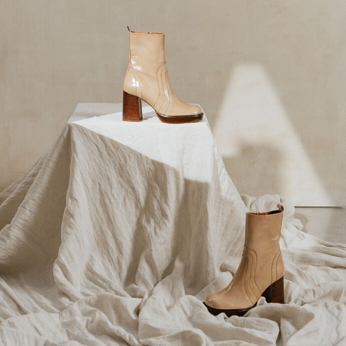 Bottines à talons  en cuir brillant beige
