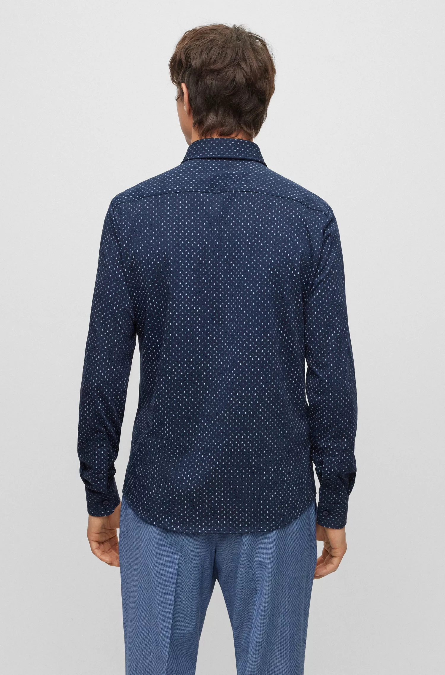 Camisa BOSS preta de corte slim, confeccionada em tecido de algodão elástico de alta performance.