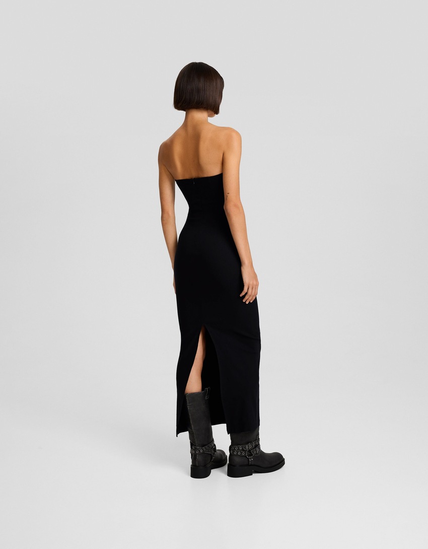 Vestido midi sem alças com recortes e fivelas.