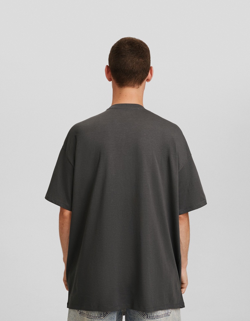 Camiseta oversized da moda com mangas curtas e estampa.