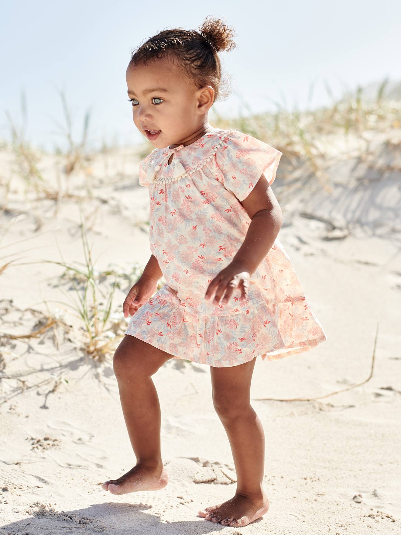 Vestido curto de manga curta com estampa floral off-white para bebê