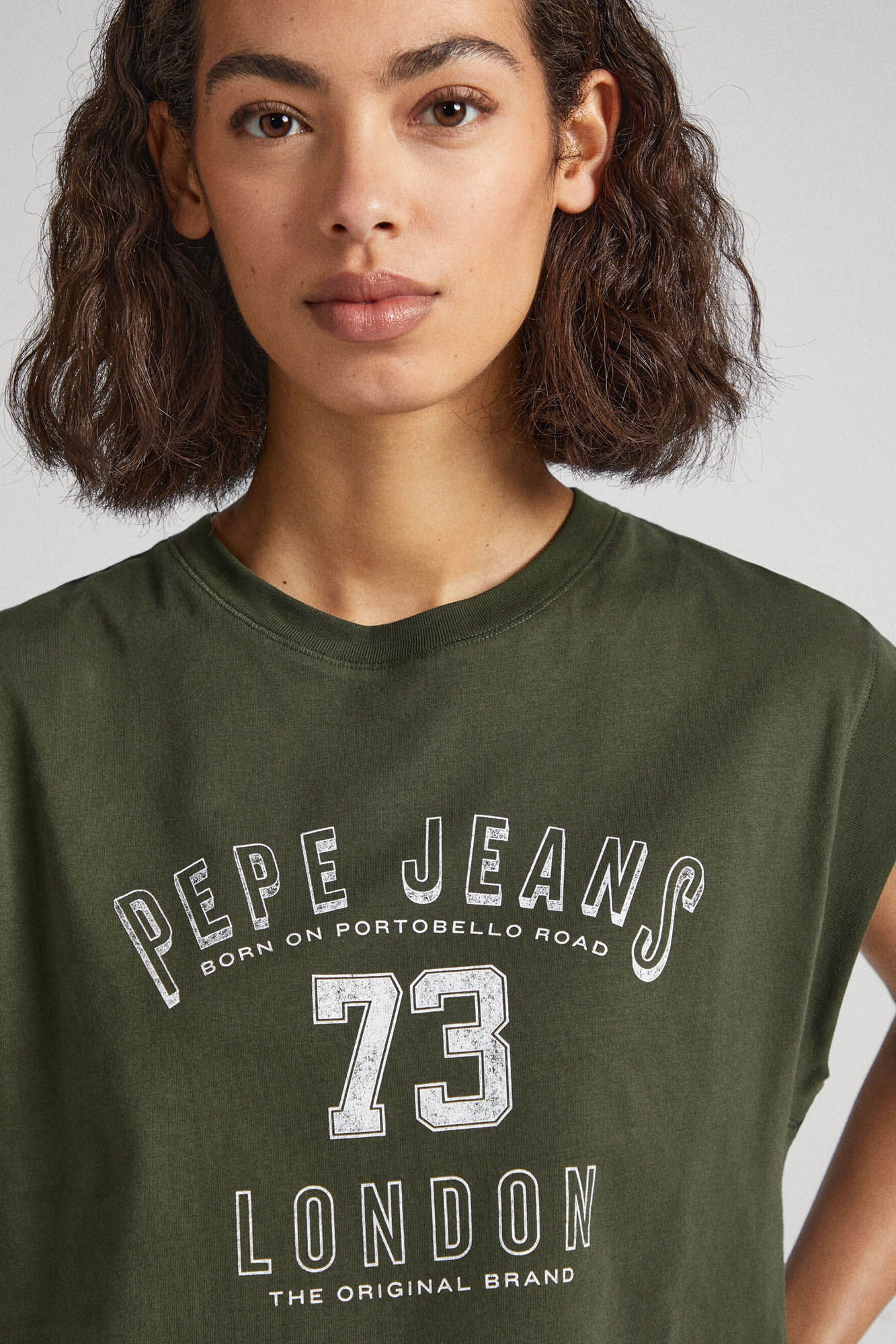 Camiseta sem mangas com logotipo