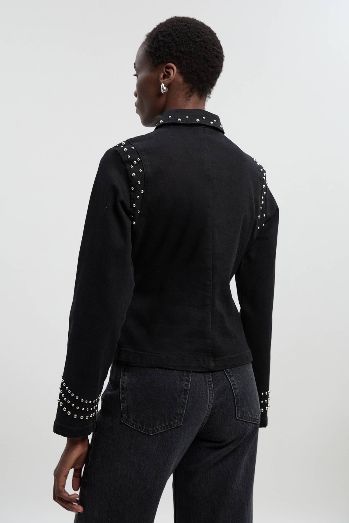 KarenMillen Veste en Jean à Col avec Fermeture Éclair et Clous Décoratifs
