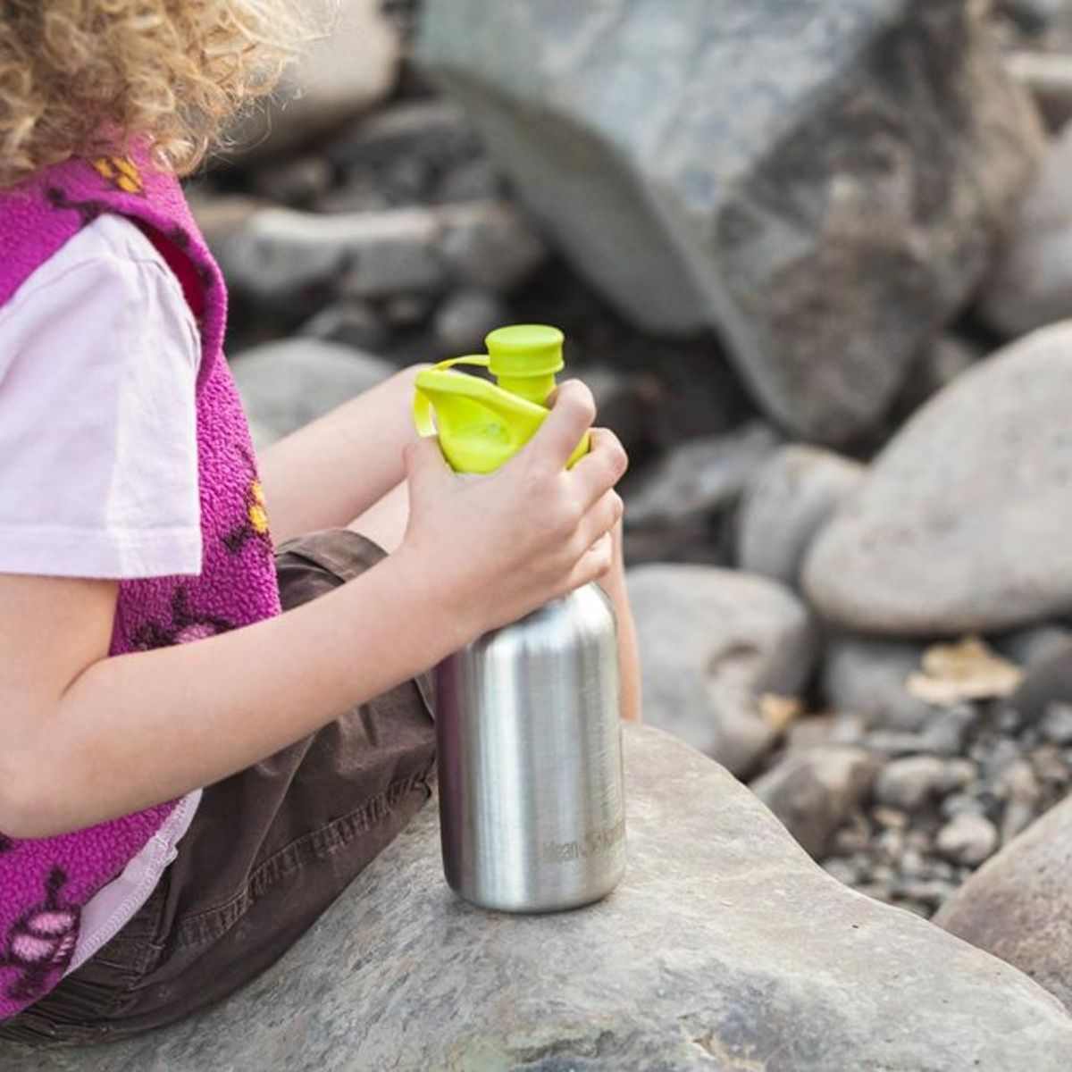 Garrafa de água infantil Klean Kanteen Kid Classic de 355 ml com tampa esportiva infantil.