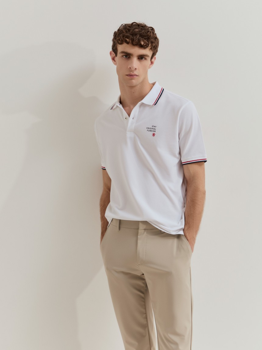 Calças chino slim fit em tecido técnico