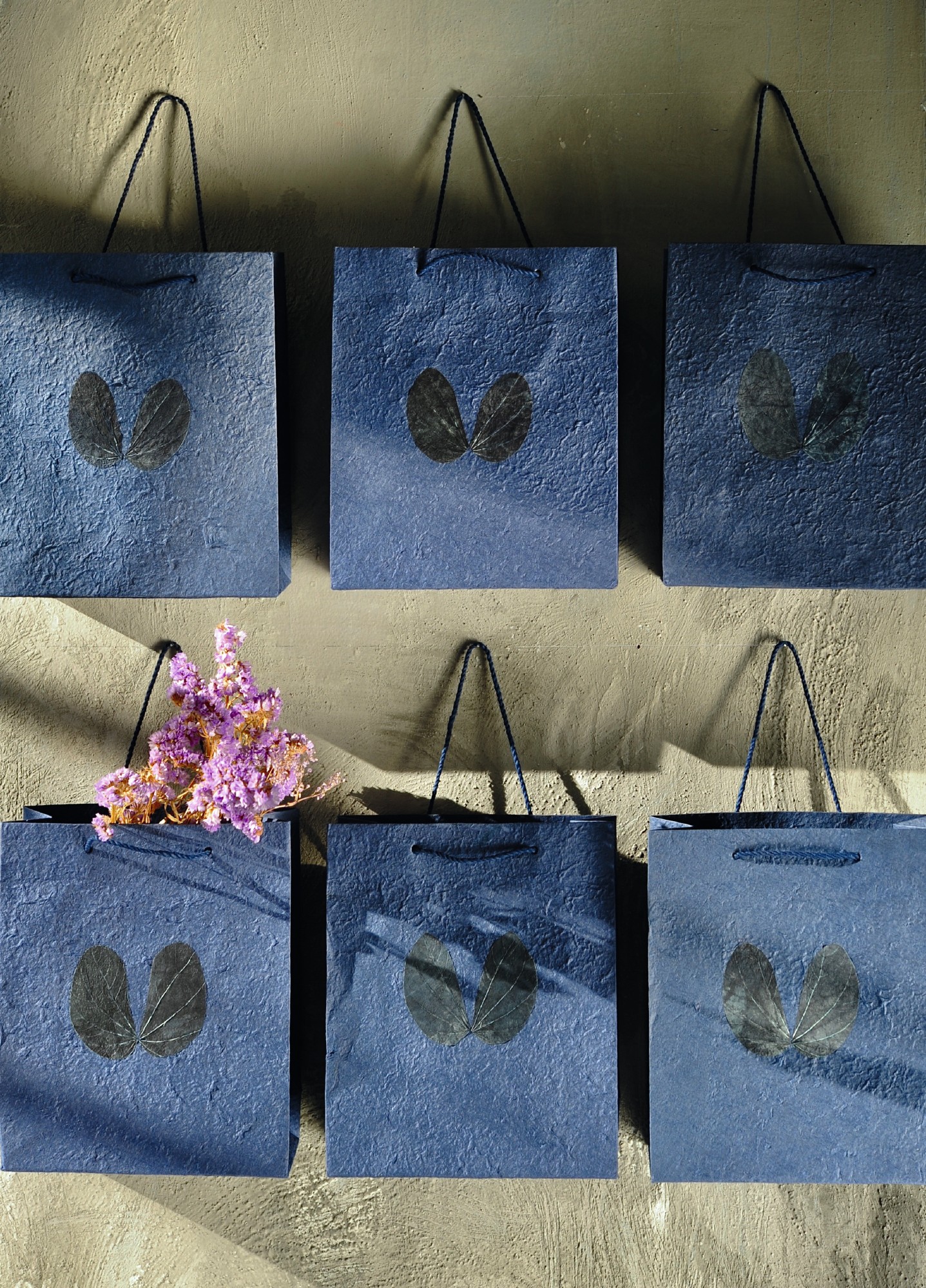 Papiertasche mit Blume, dunkelblau, B 30 cm, H 25 cm, L 10 cm günstig bestellen
