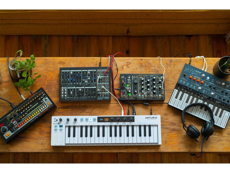 Arturia Keyboard Controller KeyStep 37 Controller mit 37 anschlagdynamischen Tasten & After Touch