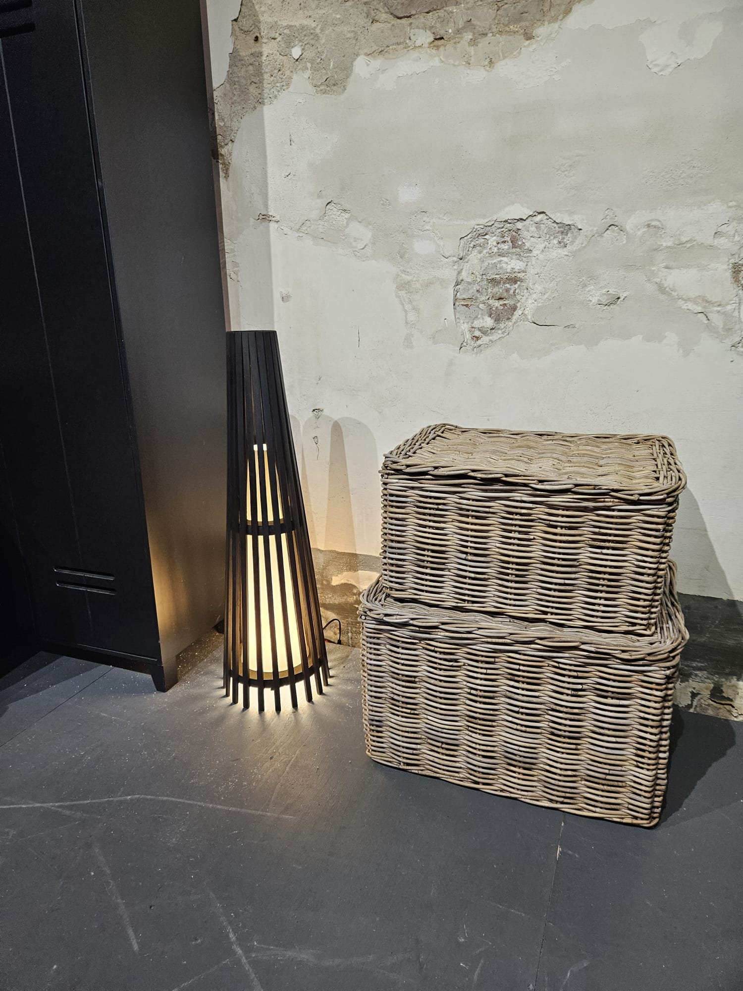 Interieurdirekt – Vloerlamp Anto – Teakhout – 90cm – Zwart