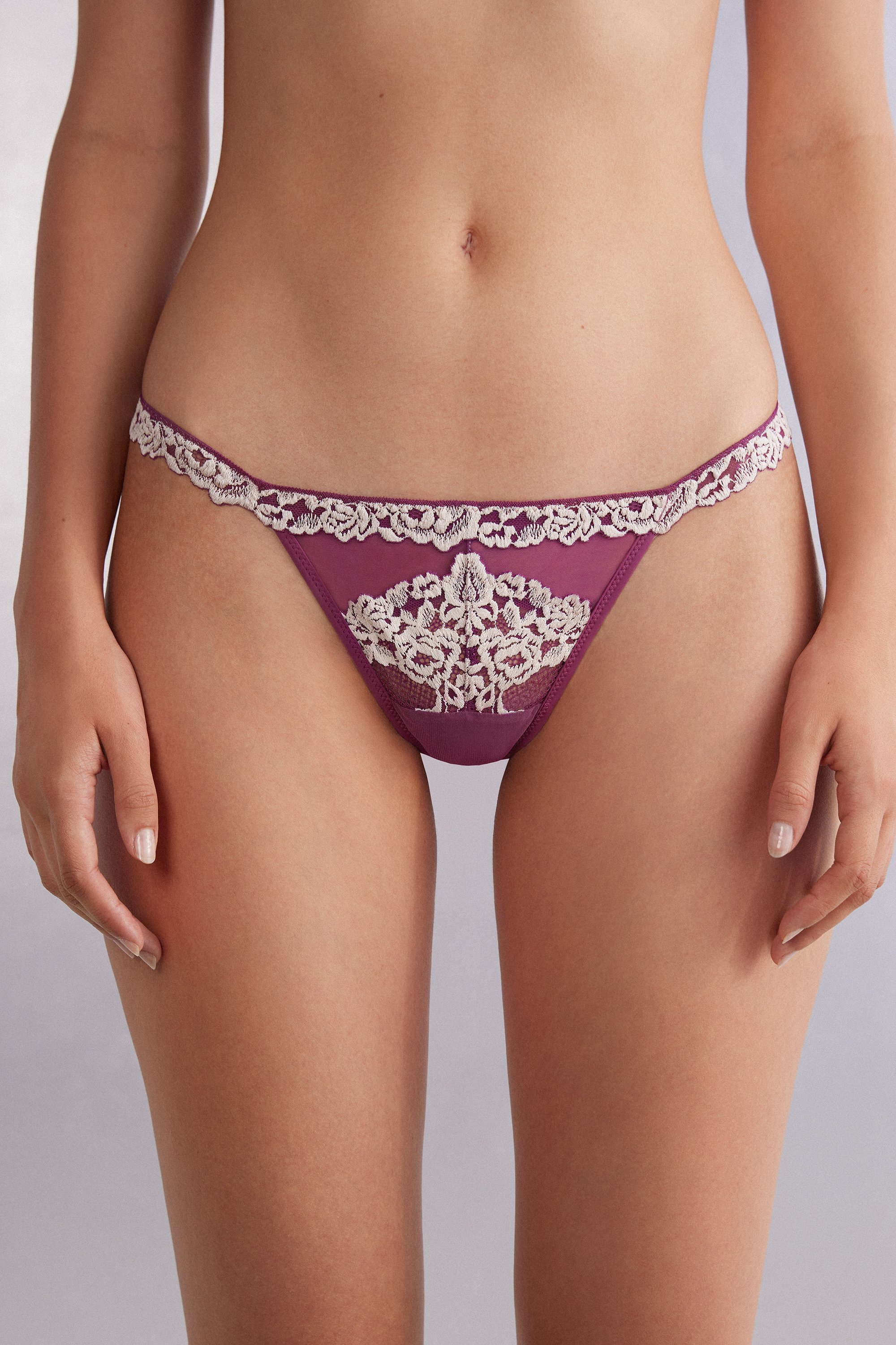 Calcinha fio dental com tira lateral e estampa floral delicada