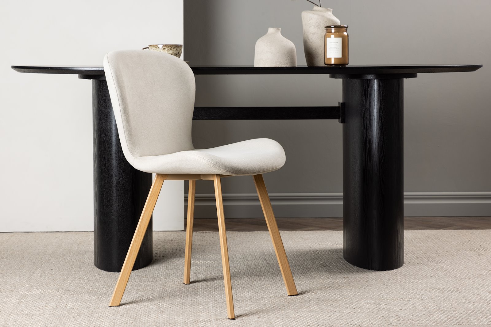 Lilja Spisestol. Sett av 2. Sett av 2. Beige tekstil med eikefargede stålben.