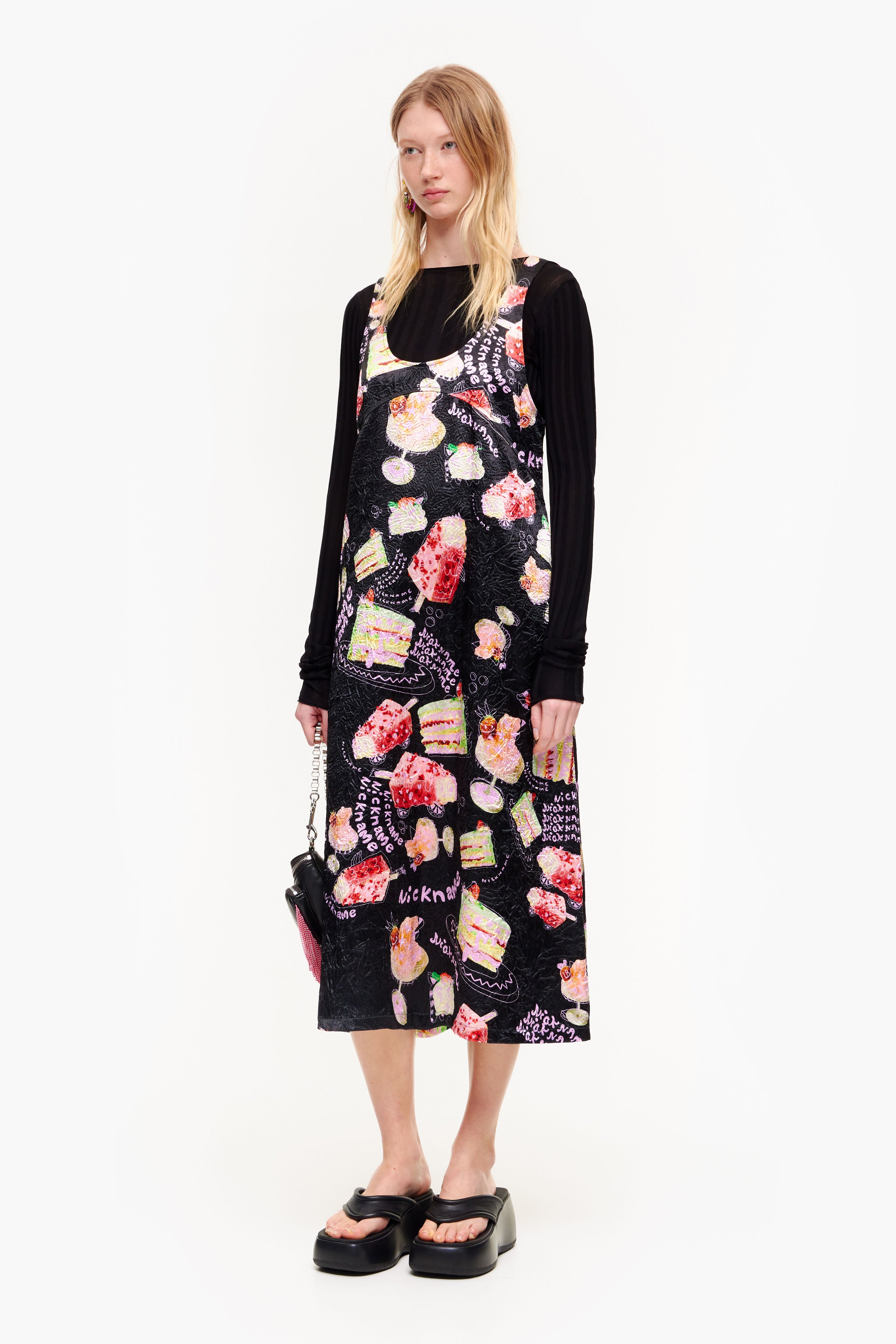 Vestido com textura de estampa fotográfica apelidada de 