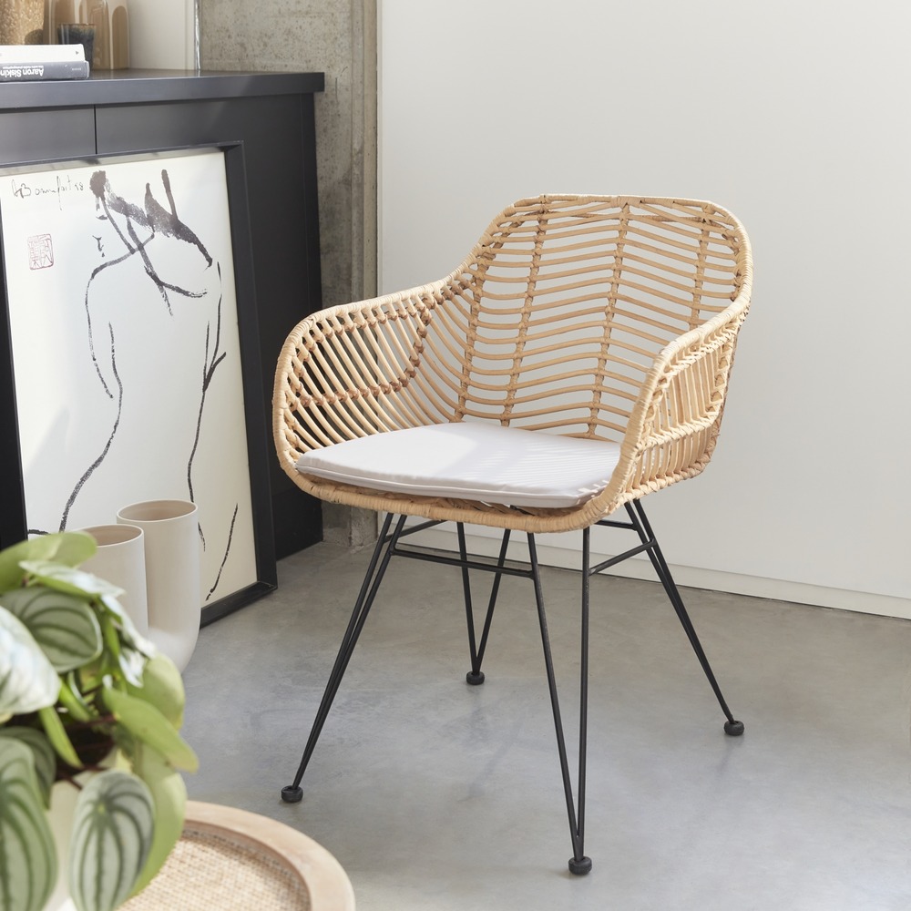 Fauteuil en rotin naturel et métal. Coussin beige - cahya