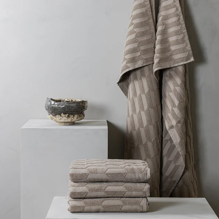 Mette Ditmer - Geo Badetuch 70 x 133 cm, sand