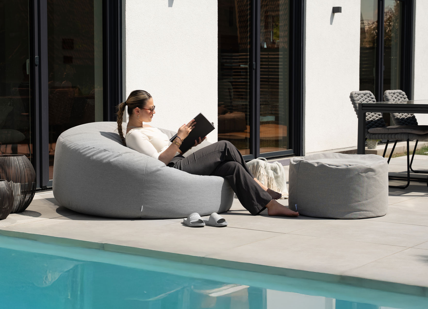 Home Deluxe CLOUD - XXL Outdoor Sitzsack mit Hocker Hellgrau