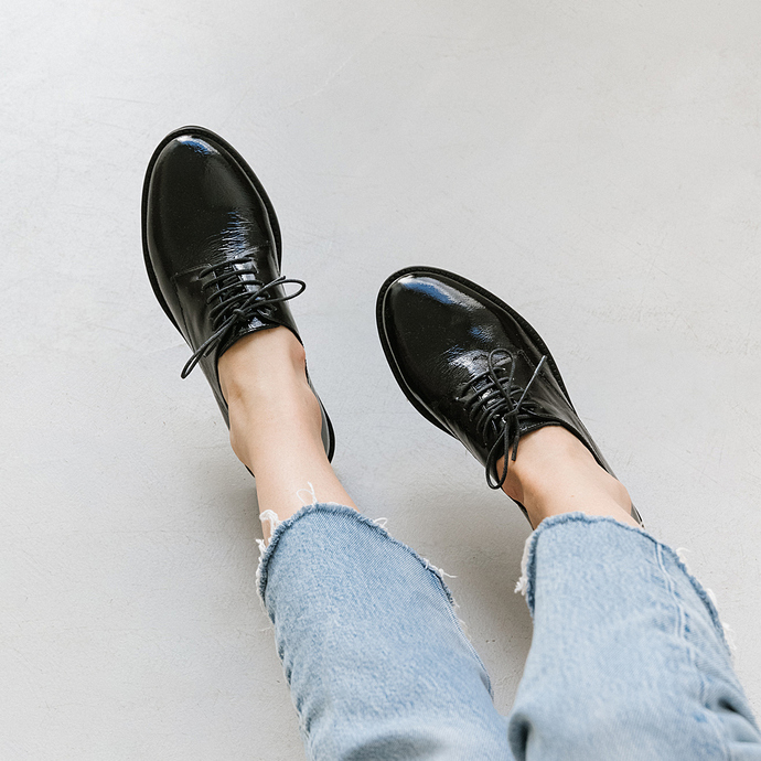 Derbies à talons plats, bouts ronds et c...  en vernis plissé noir