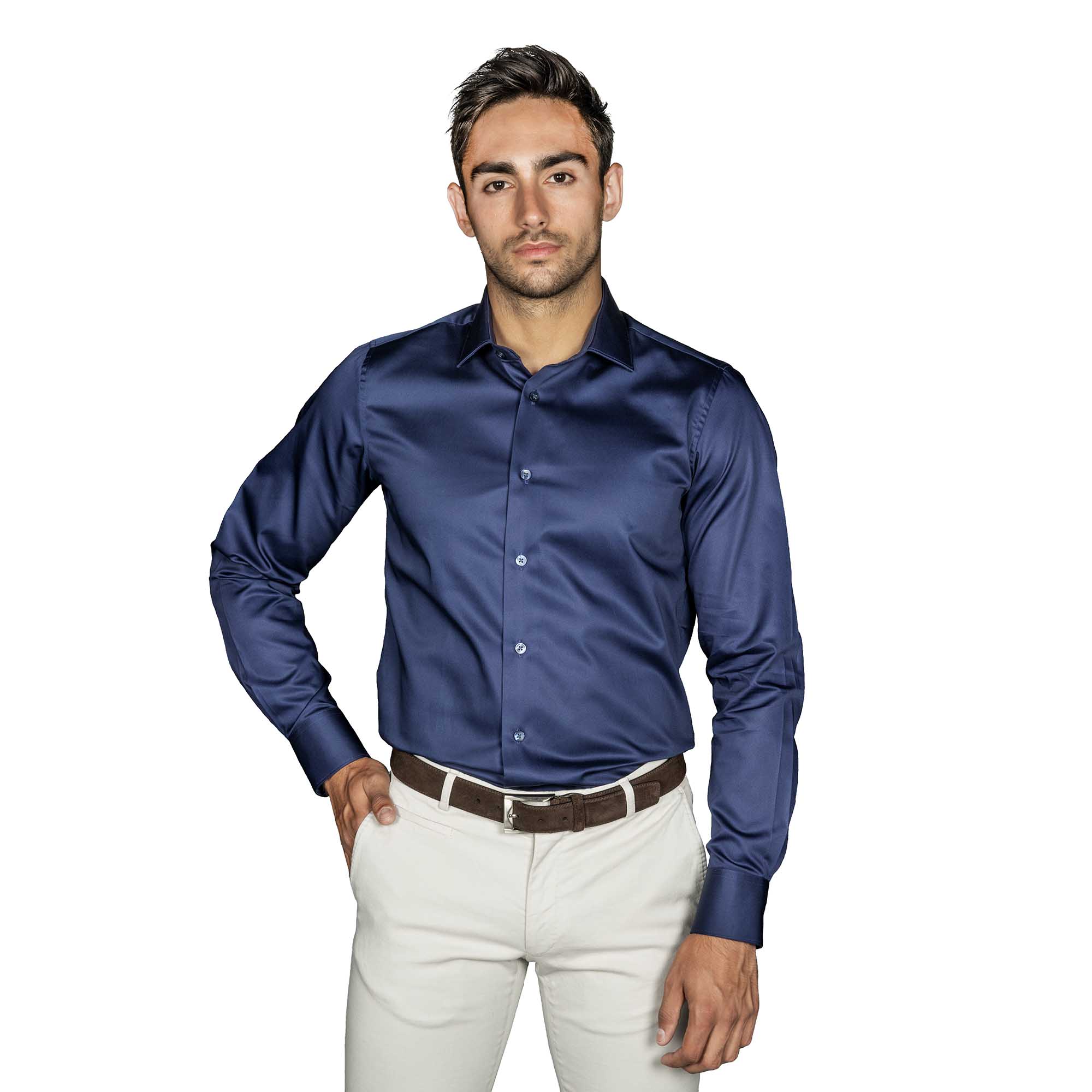 Chemise cintrée sans repassage en satin de coton bleu marine