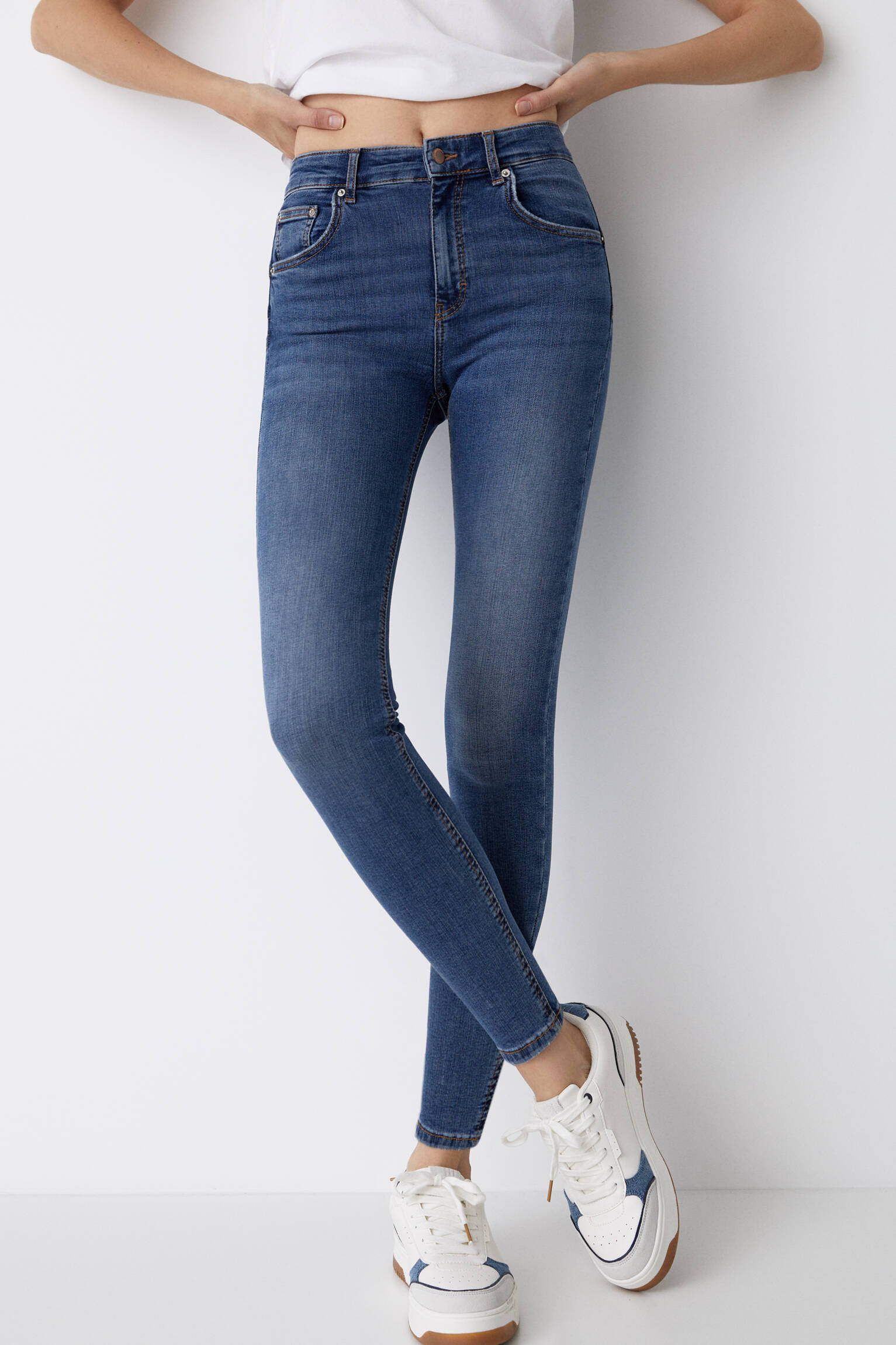 Calça jeans push-up de cintura média - azul médio
