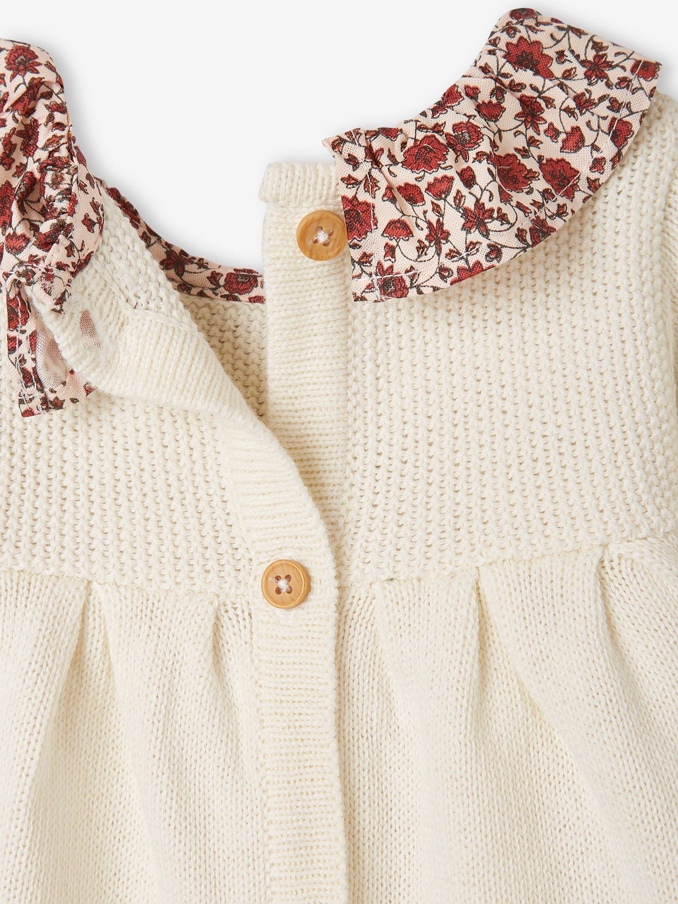 Vestido de tricô com flores no decote, modelo liso branco claro para bebê com estampas.