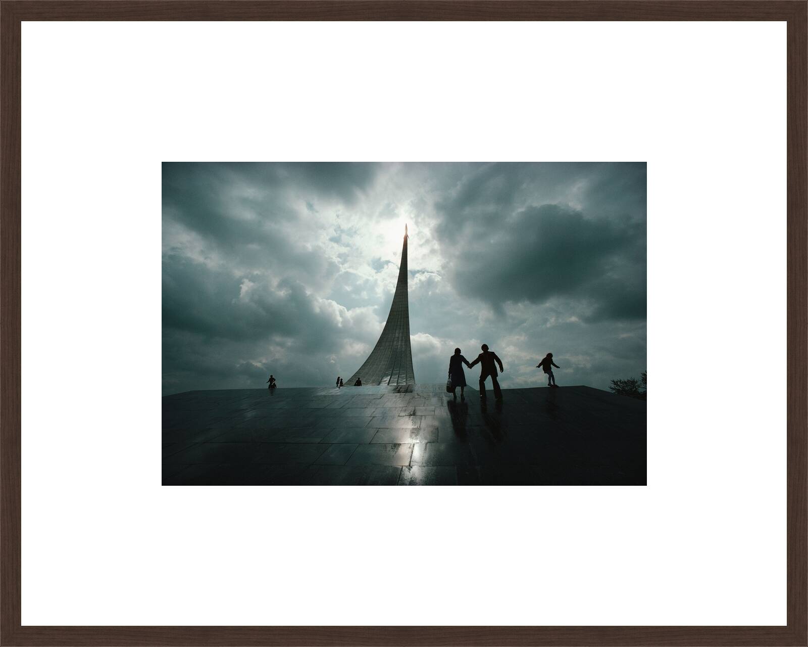 Kosmonautendenkmal, Moskau 1979 by Robert Lebeck - Limited Edition. Edition of: 100. Signed.