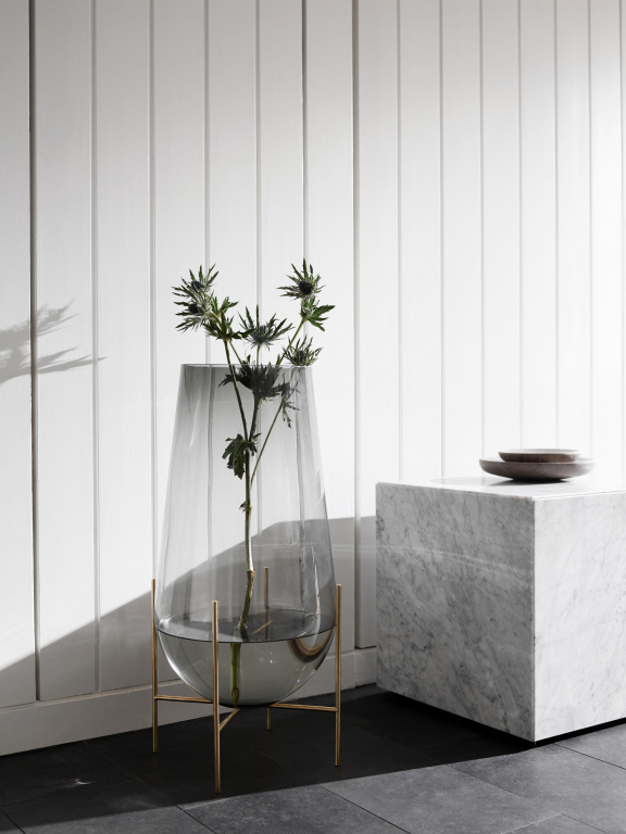 Audo Copenhagen Échasse vaas vloervaas large Smoke / Brushed Brass