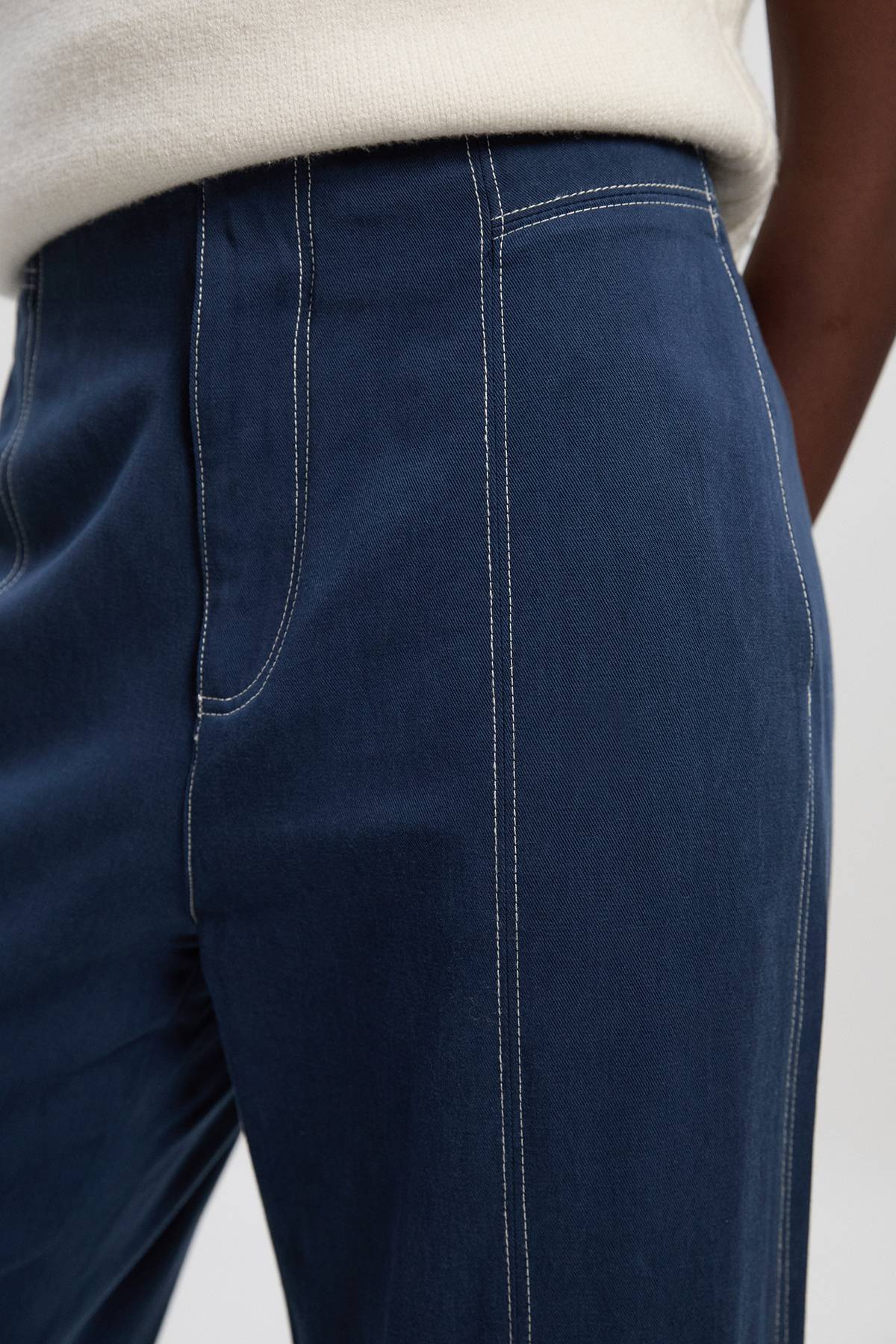 KarenMillen Pantalon Droit Tissé en Mélange Tencel Coton avec Surpiqûres Contrastantes