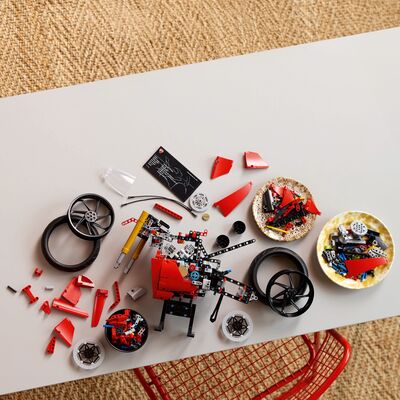 LEGO Technic 42202 Ducati Panigale V4 S motorsykkel