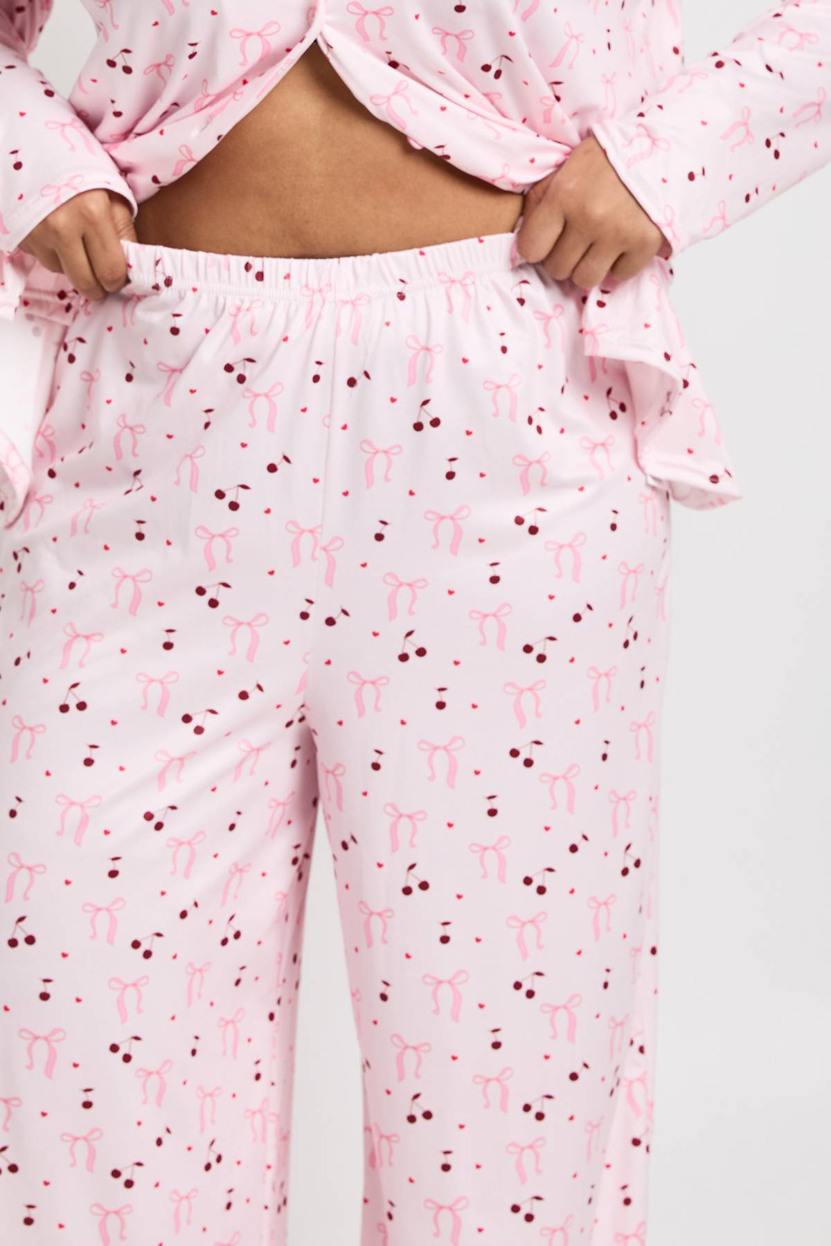 boohoo Ensemble Pyjama Grande Taille Chemise À Manches Longues Et Pantalon Imprimé Nœuds Et Cerises