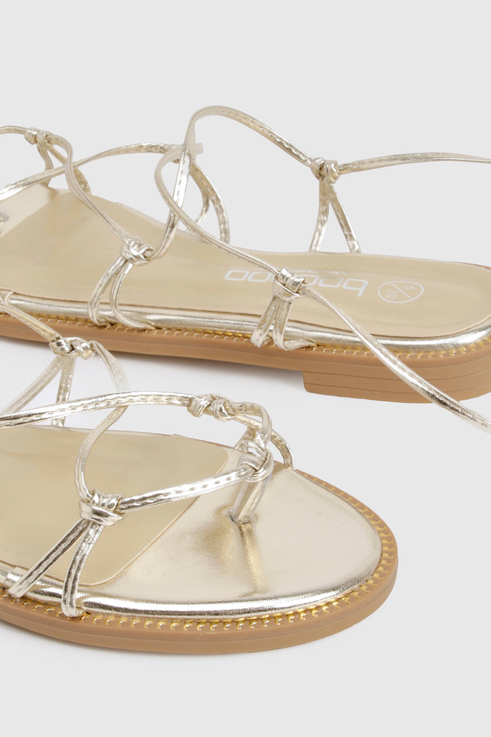 boohoo Sandales plates à large ajustement avec détails en cage et laçage