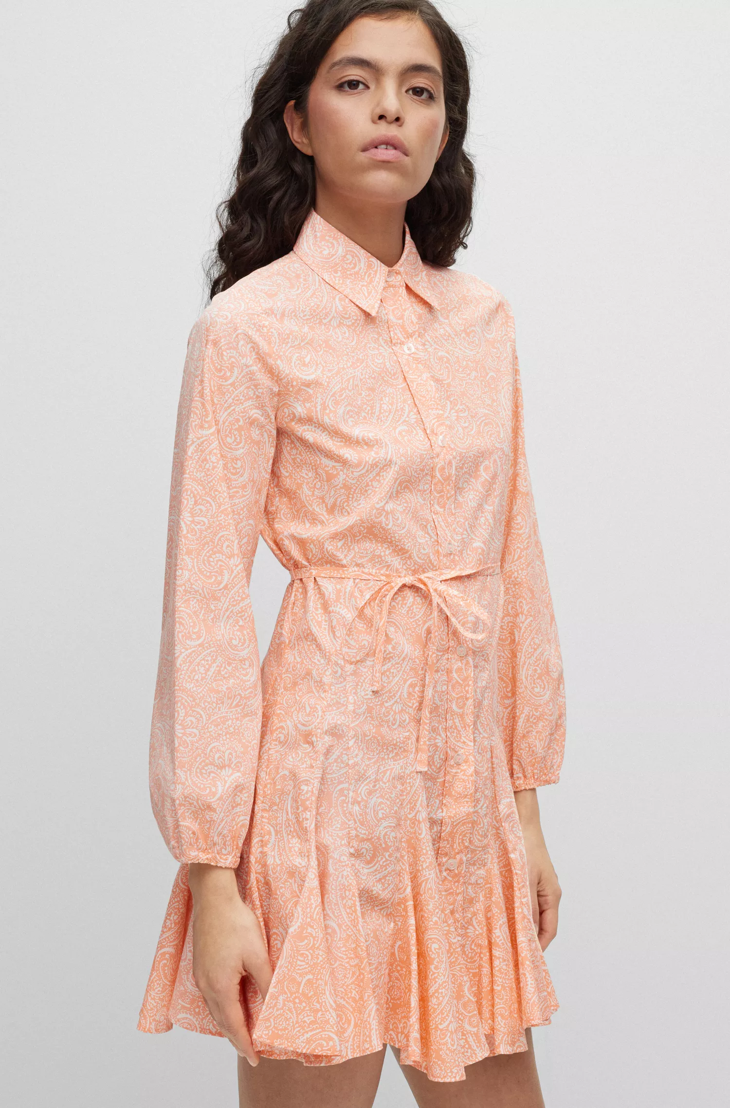 Vestido camiseiro HUGO vermelho de manga comprida em algodão com estampa paisley.