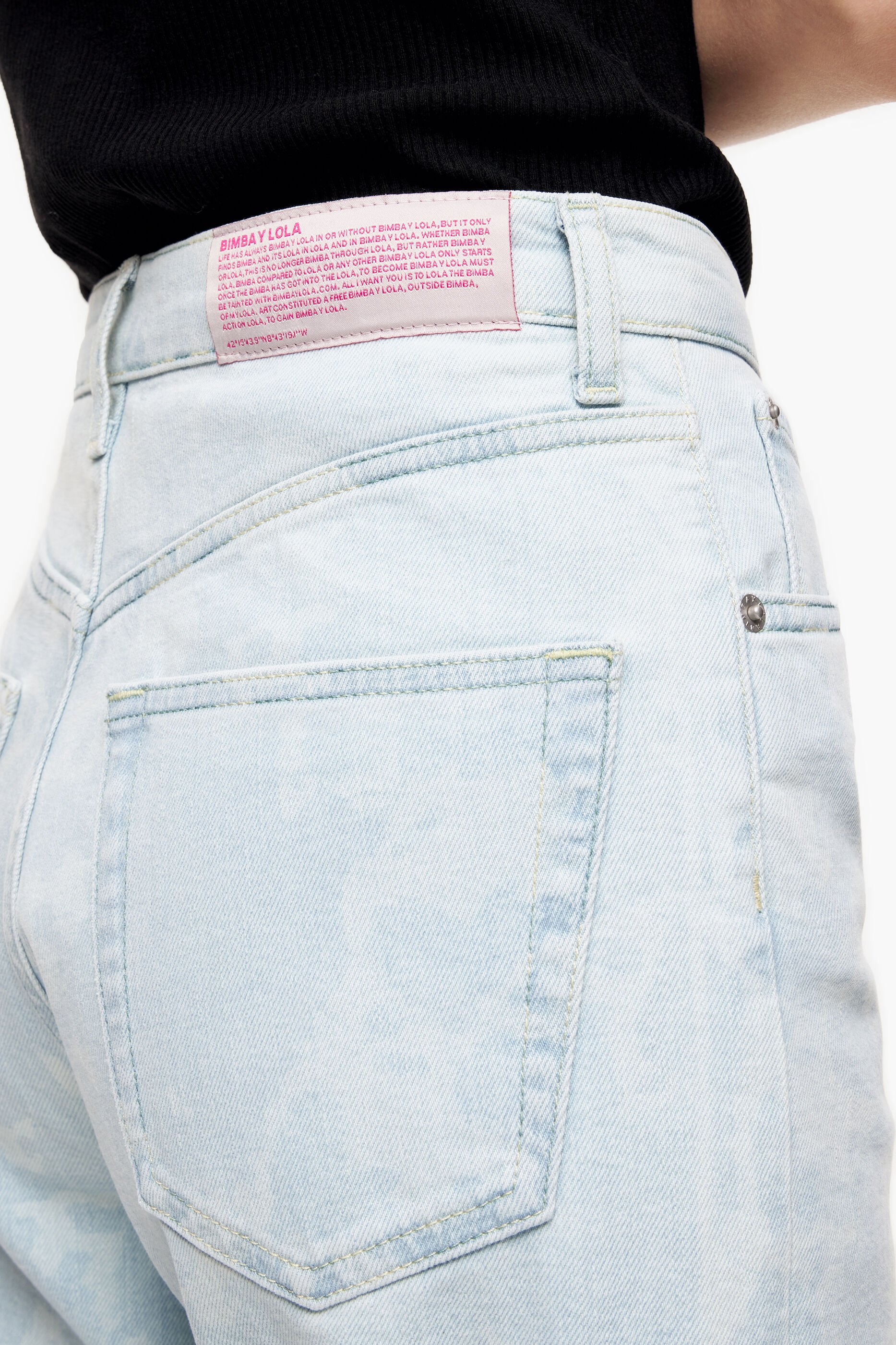 CALÇA RETA CROPPED - Calça jeans de corte reto com estampa camuflada de panda em tom azul lavado.