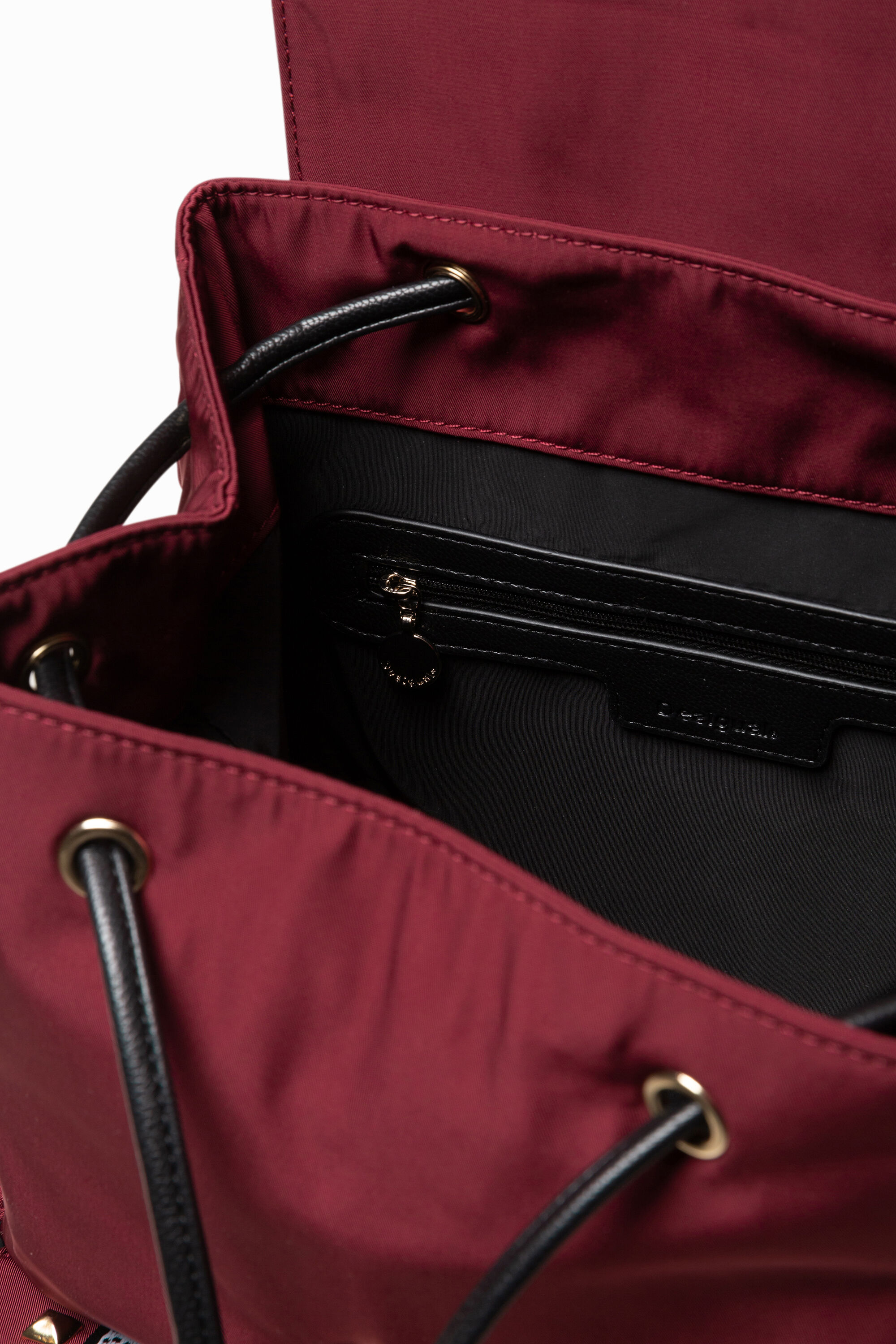 Sac à dos clous et sangles lettering