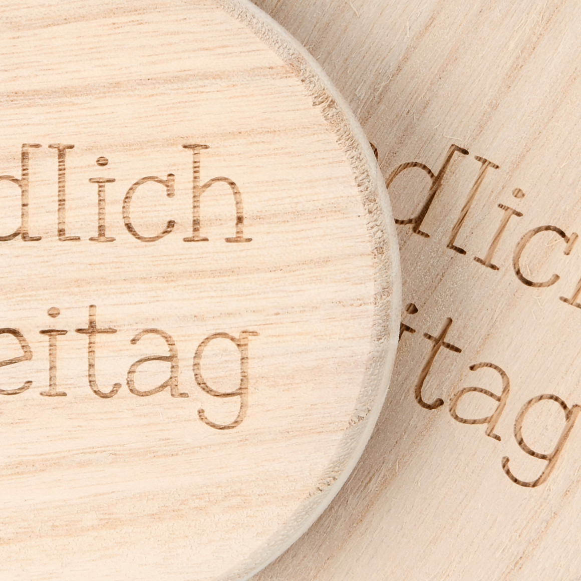 2 Untersetzer aus Holz natur