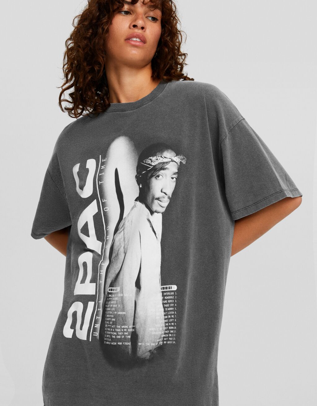 Camiseta de manga curta com estampa desbotada do Tupac
