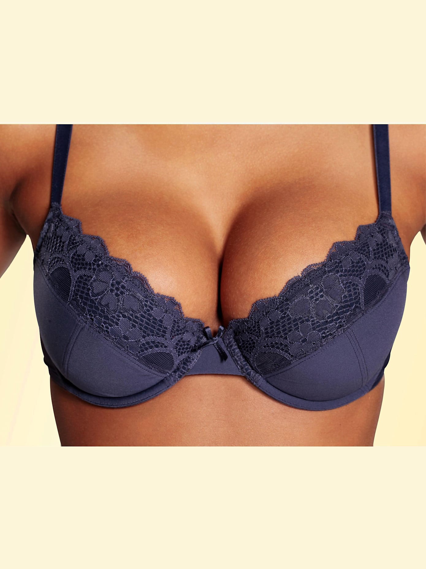 Joli soutien-gorge push-up avec dentelle jacquard douce