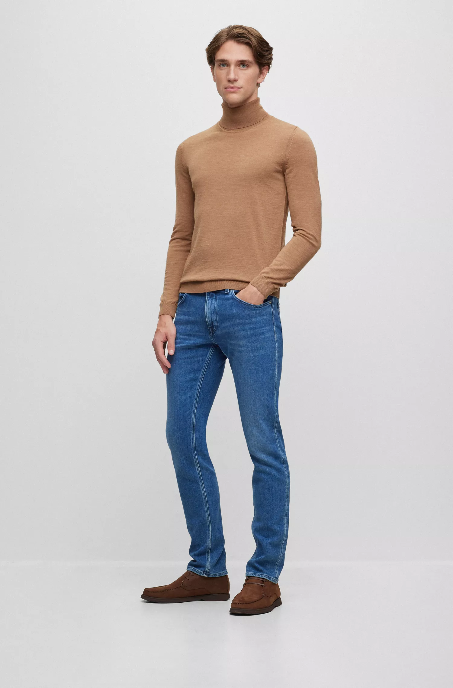 Botas desert BOSS pretas de camurça com cadarço e logotipo em relevo.