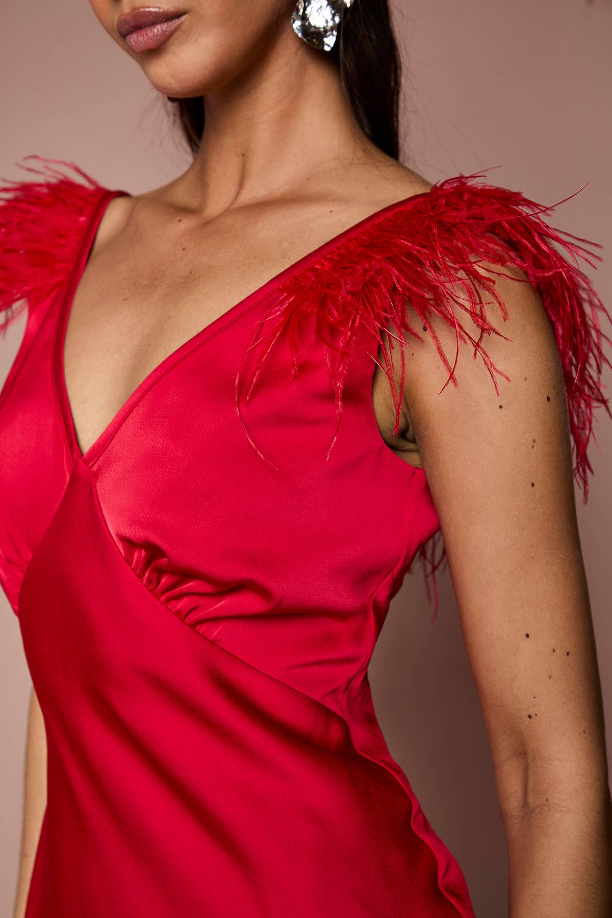 Coast Robe Longue En Satin Col V Avec Détail D'épaules À Plumes