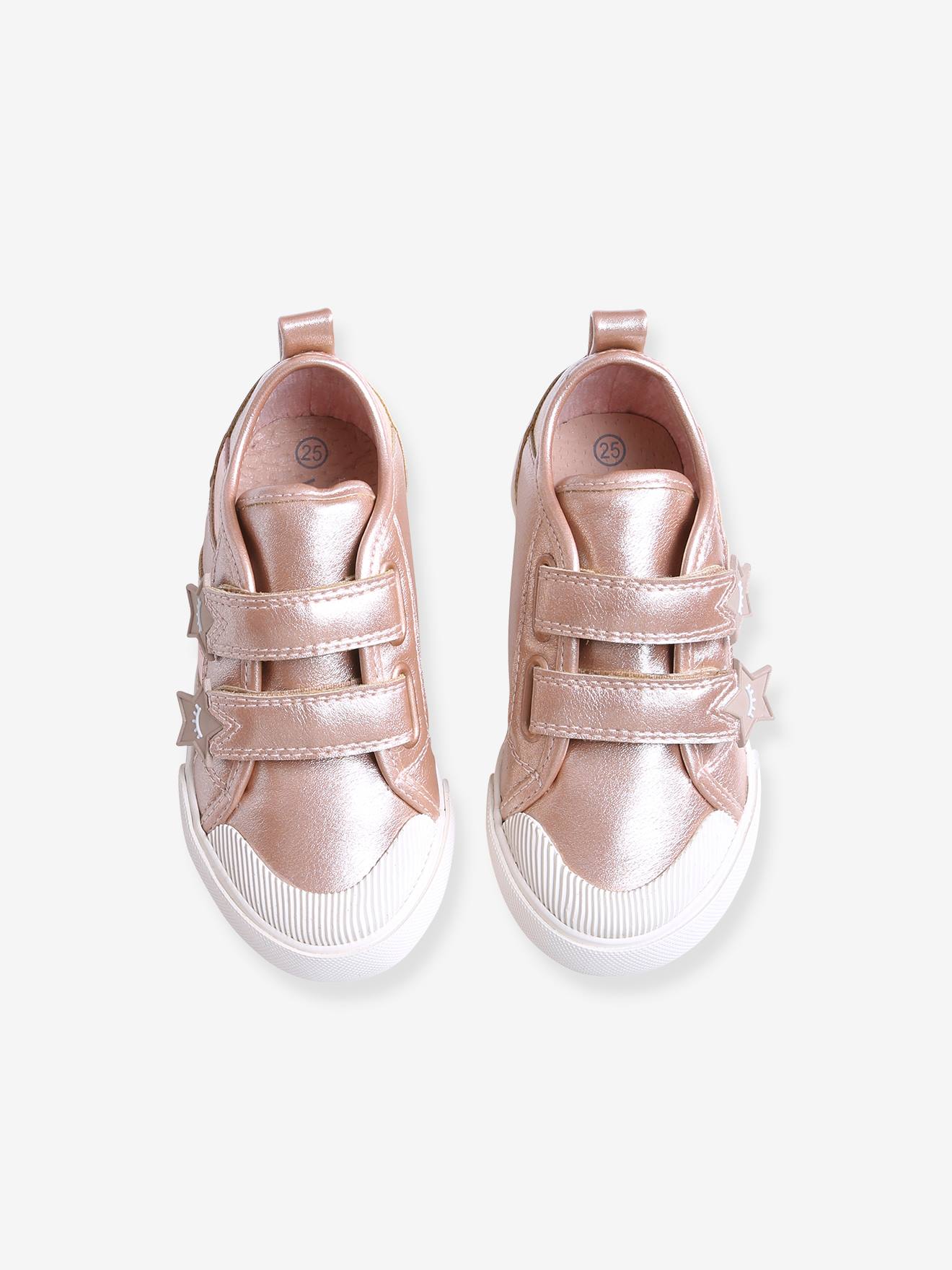 Tênis infantil feminino com fecho de velcro, ideal para pessoas com necessidades especiais que precisam de independência, rosa metálico claro.