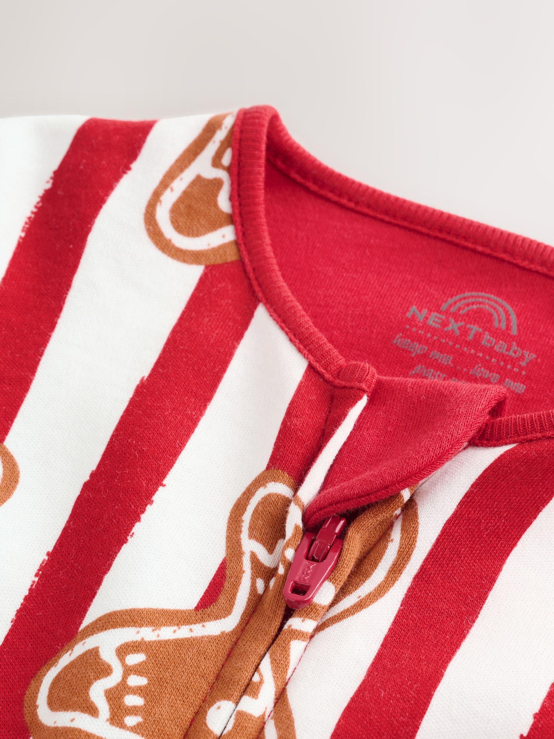Rood met peperkoekprint - Matching Family - Kerstbabypyjama (0mnd -3jr)