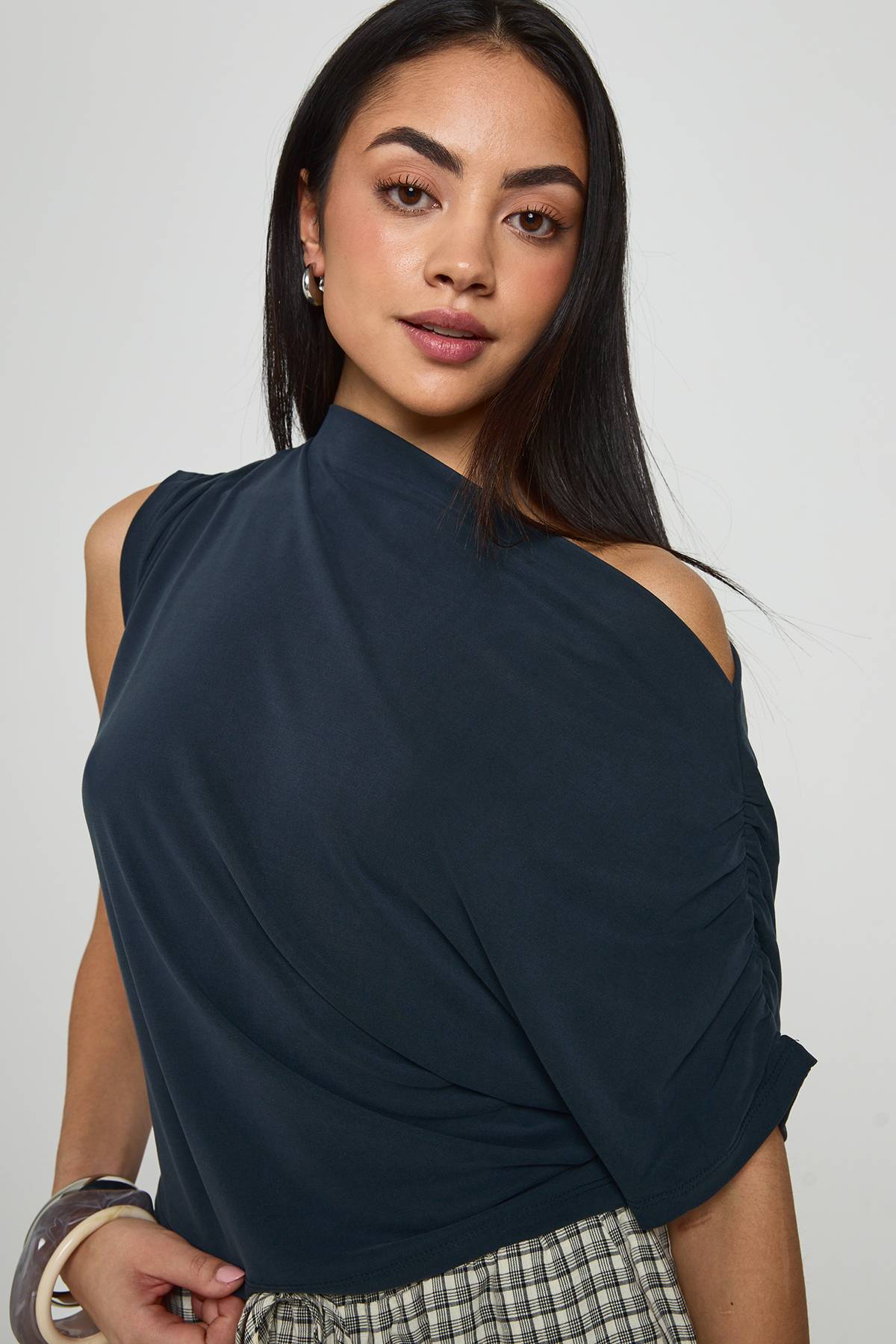 boohoo Haut Drapé En Cupro À Manche Asymétrique Froncée