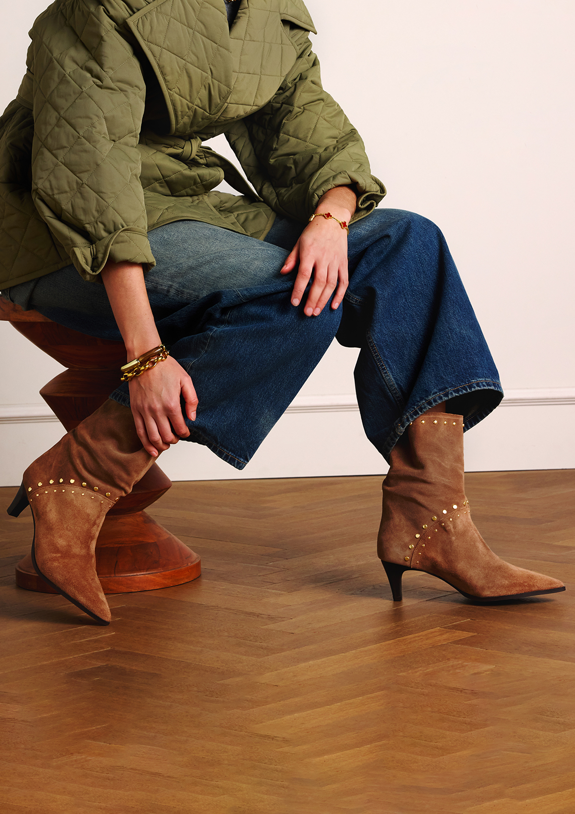 Beige suède enkellaarsjes met studs