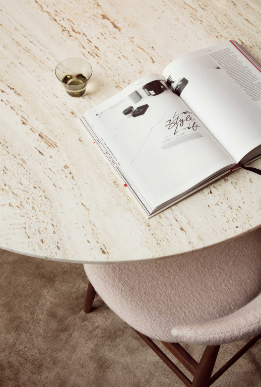 Gubi Epic eettafel Ø130 Neutral White Travertine