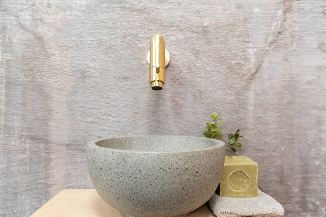 Saniclear Seba fonteinset met eiken plank, grijze terrazzo waskom en gouden kraan voor in het toilet