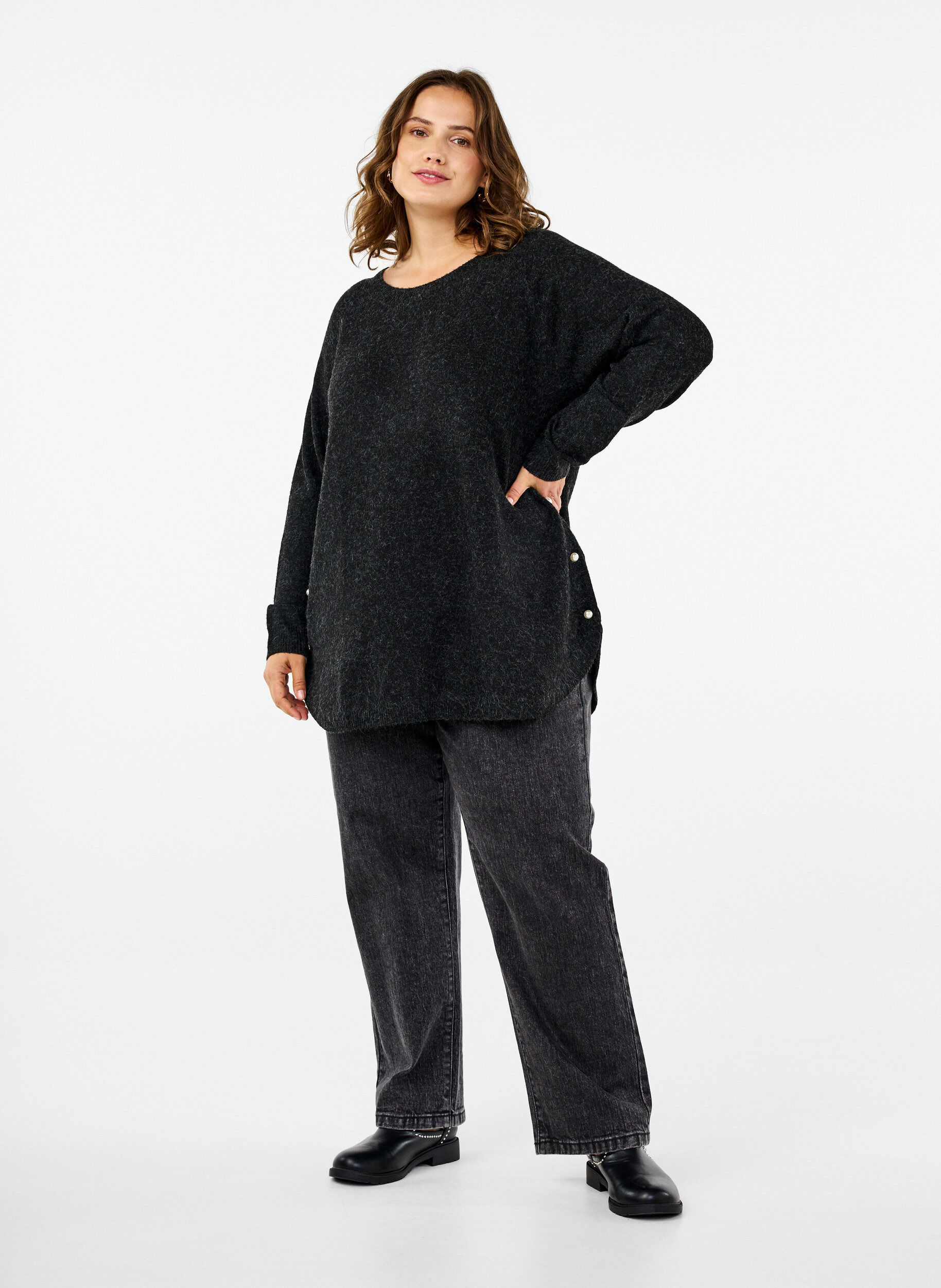 Strikbluse med perledetaljer