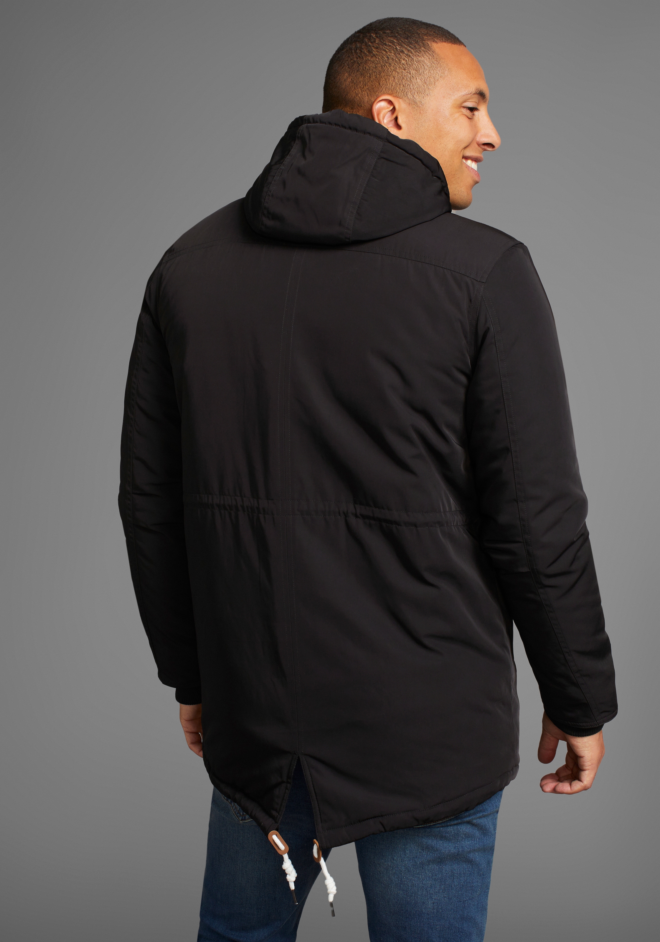 Bruno Banani Winterjacke mit Kapuze modischer Stil,  taillierte Passform,  mit Kapuze,  mit Kordelzügen