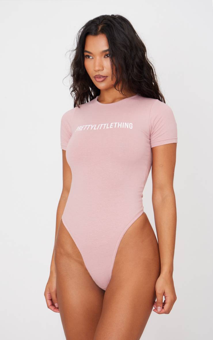 Rose Clair Body À Manches Courtes Avec Logo Prettylittlething