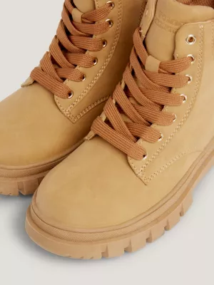 Botas de cano médio com cadarço e forro de lã Teddy