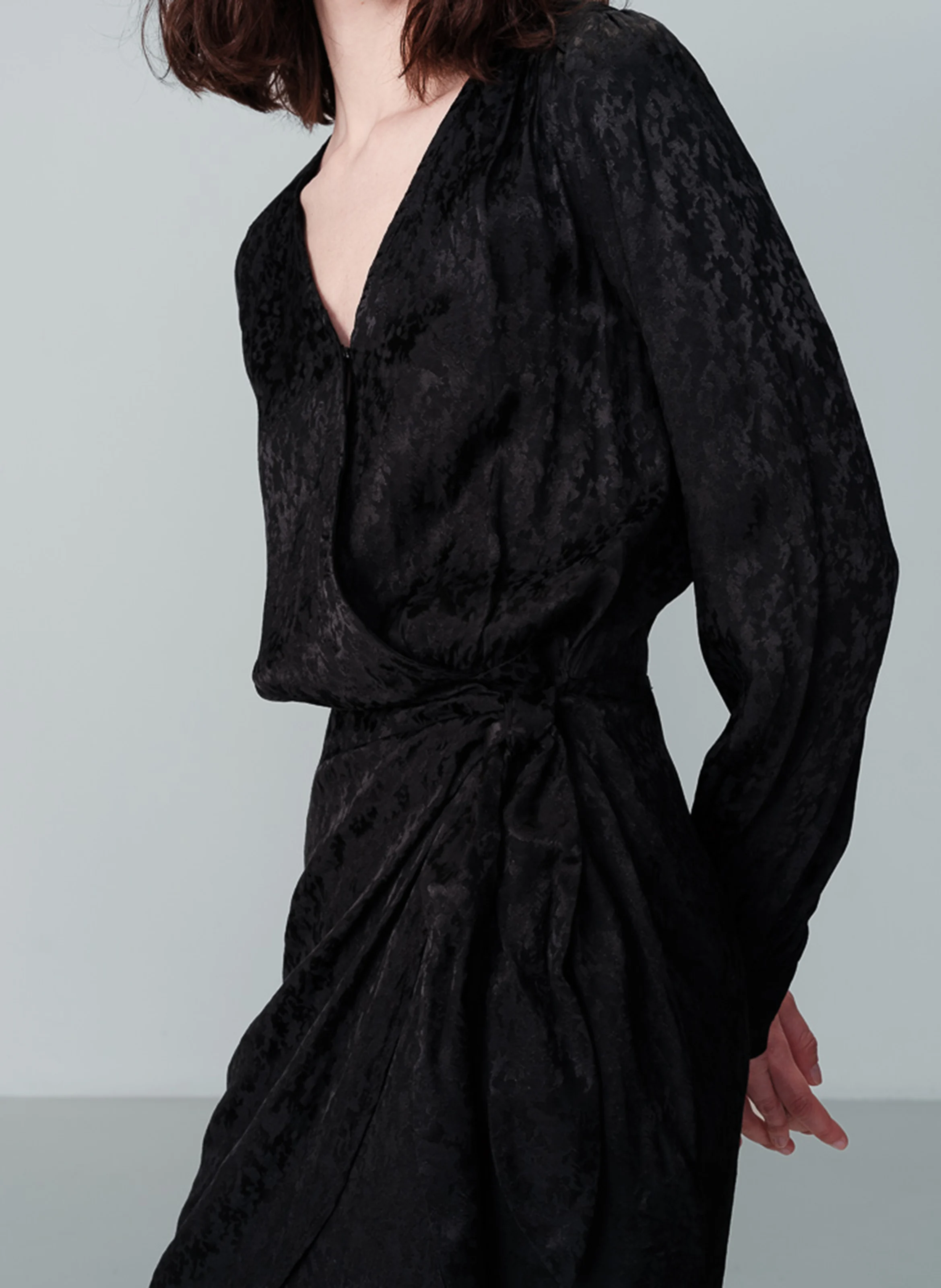 NUANCE - Robe courte cache-coeur | Noir